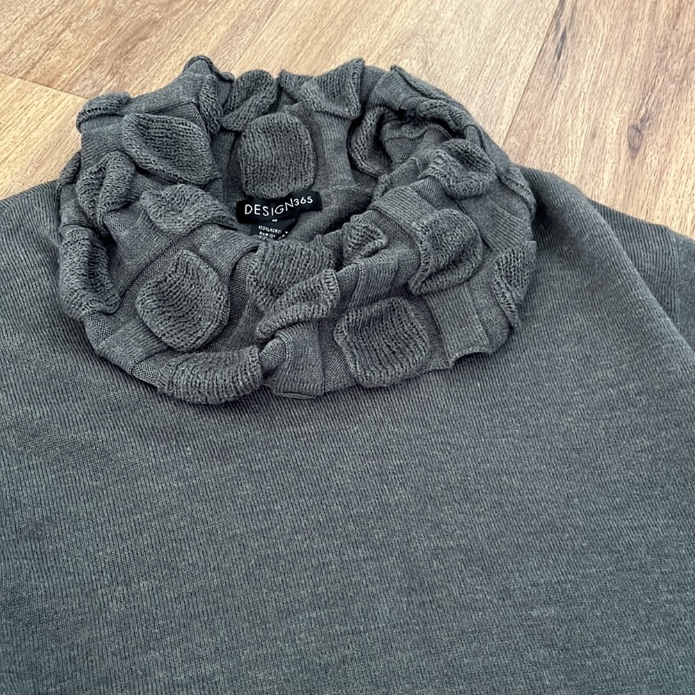 🟤🟤Gray Sweater with Ruffled Collar - Picture 3 of 3